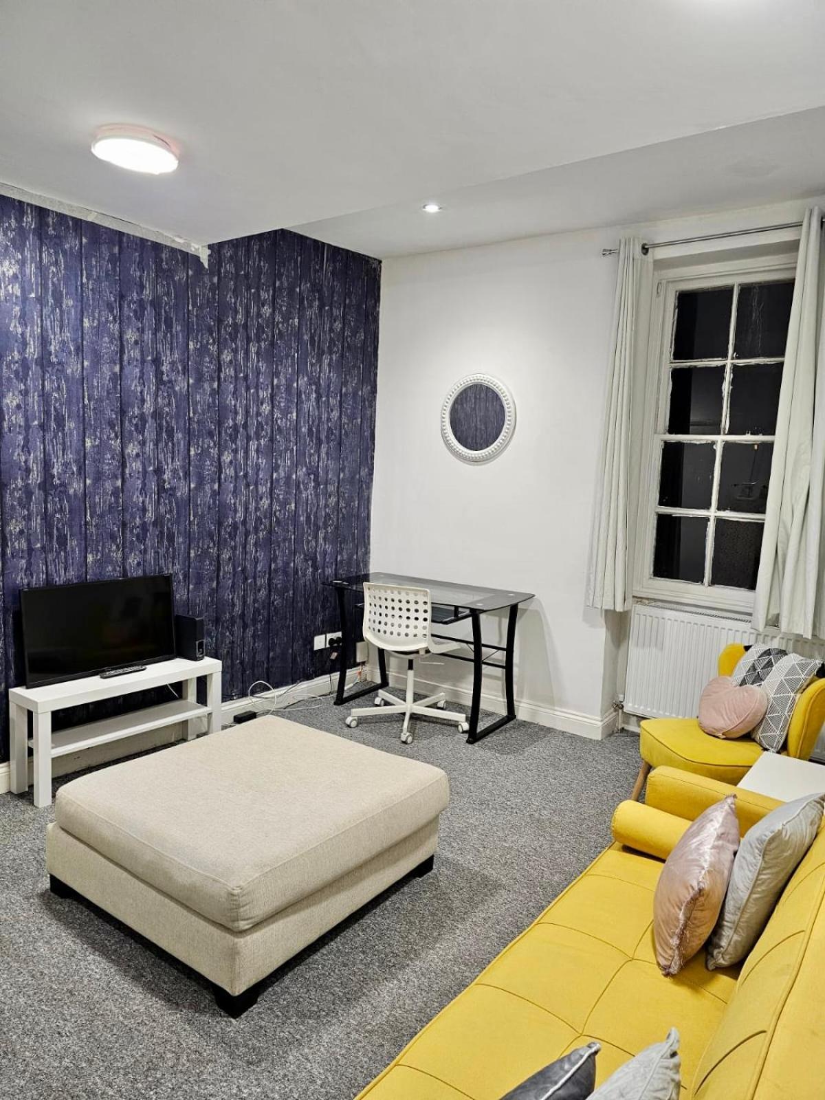 Hospedagem domiciliar Spacious With Private Living *